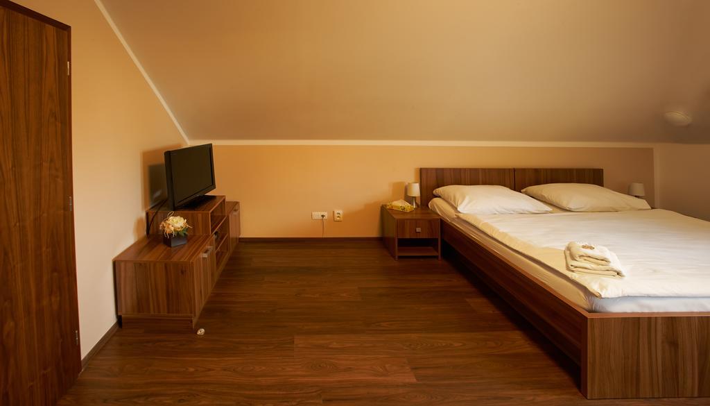 Hotel Horse Riding - Jezdecky Areal Trsice Ruang foto