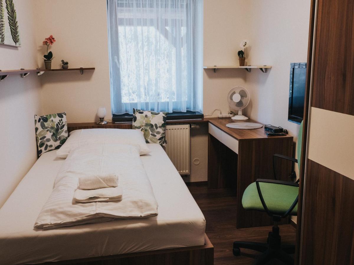 Hotel Horse Riding - Jezdecky Areal Trsice Bagian luar foto