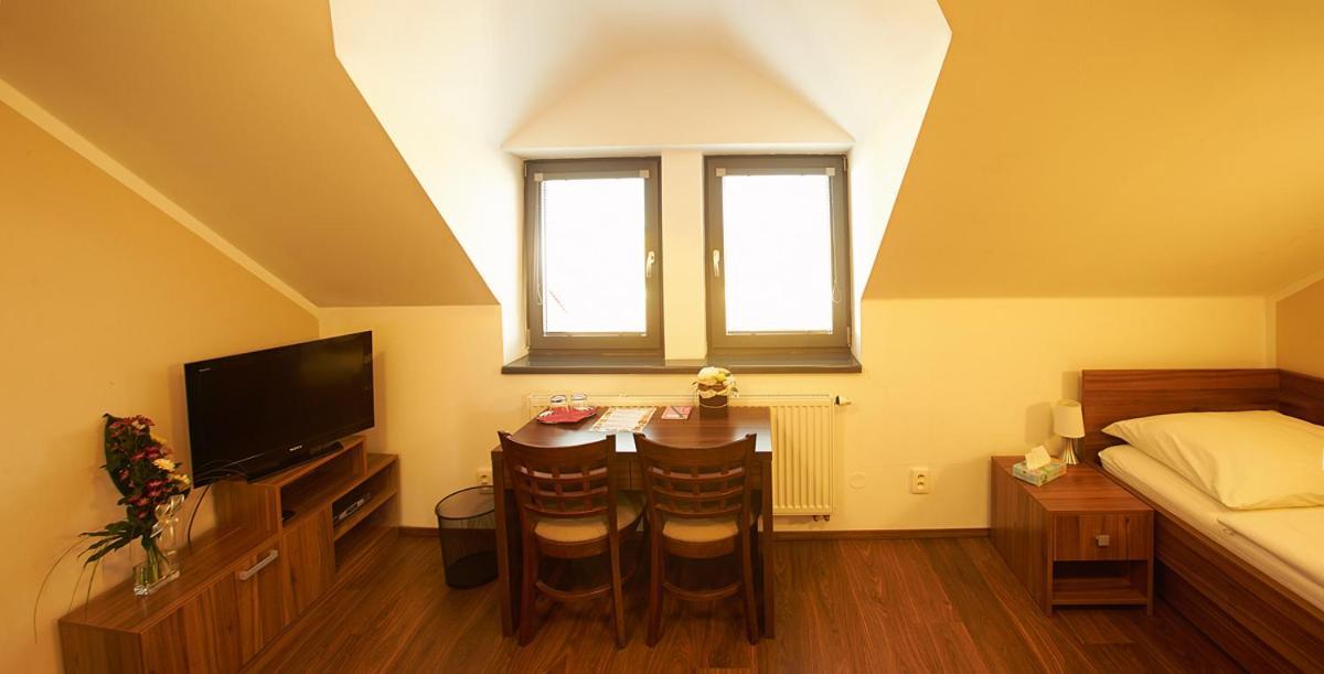 Hotel Horse Riding - Jezdecky Areal Trsice Ruang foto
