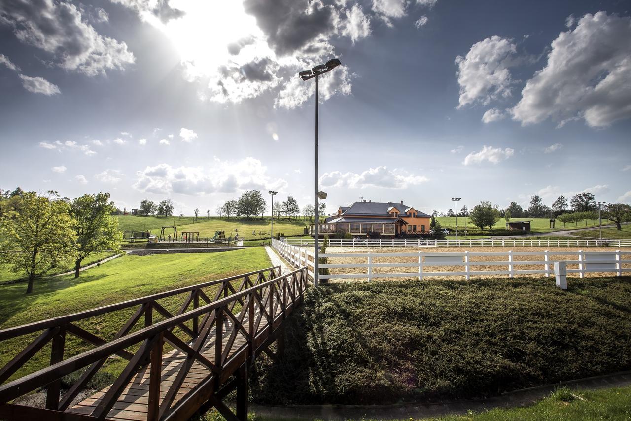 Hotel Horse Riding - Jezdecky Areal Trsice Bagian luar foto