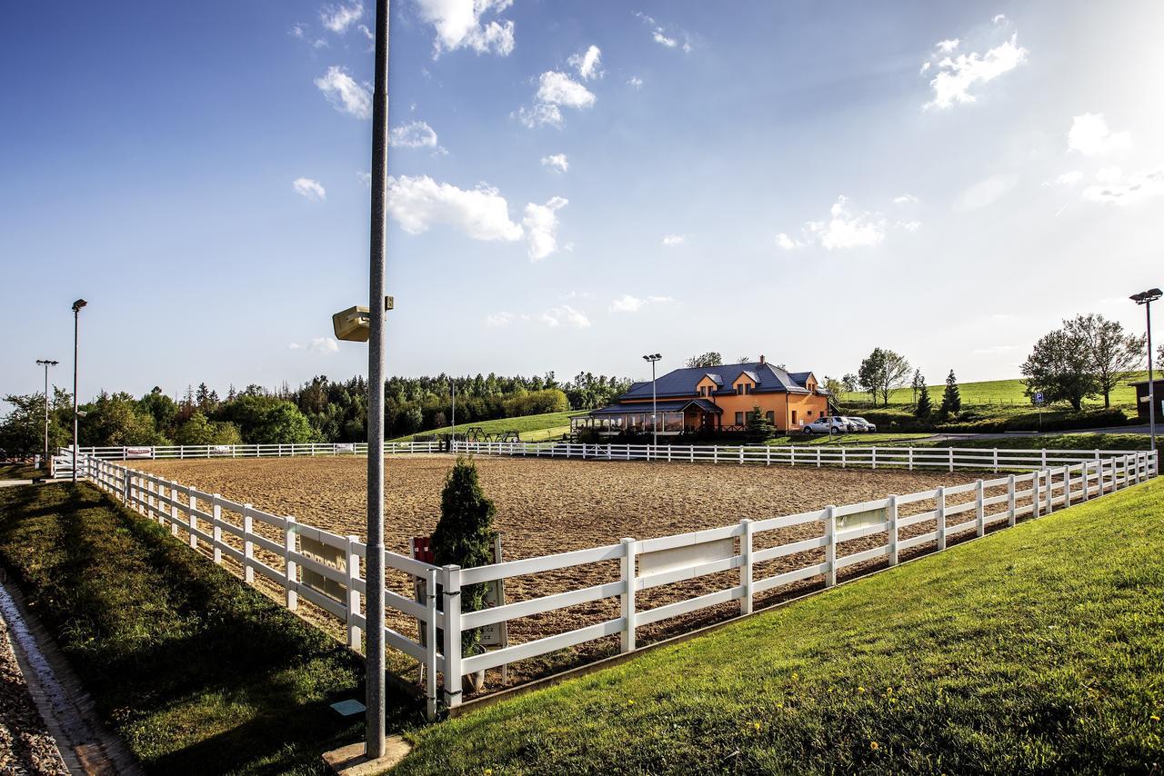 Hotel Horse Riding - Jezdecky Areal Trsice Bagian luar foto