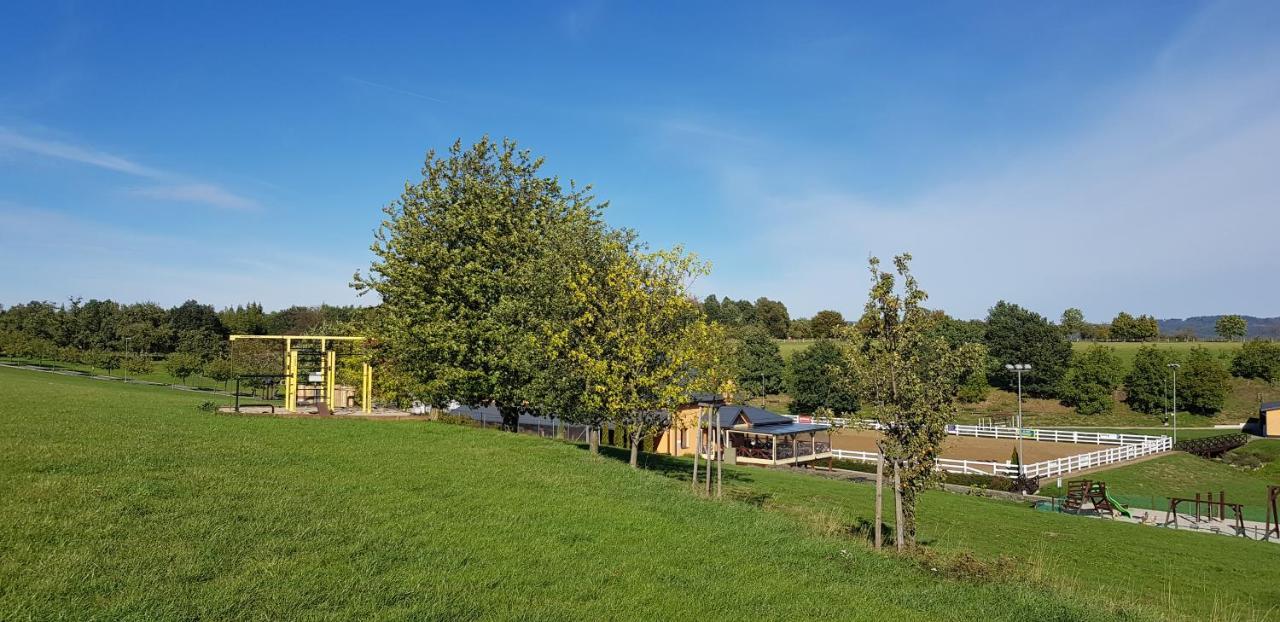 Hotel Horse Riding - Jezdecky Areal Trsice Bagian luar foto