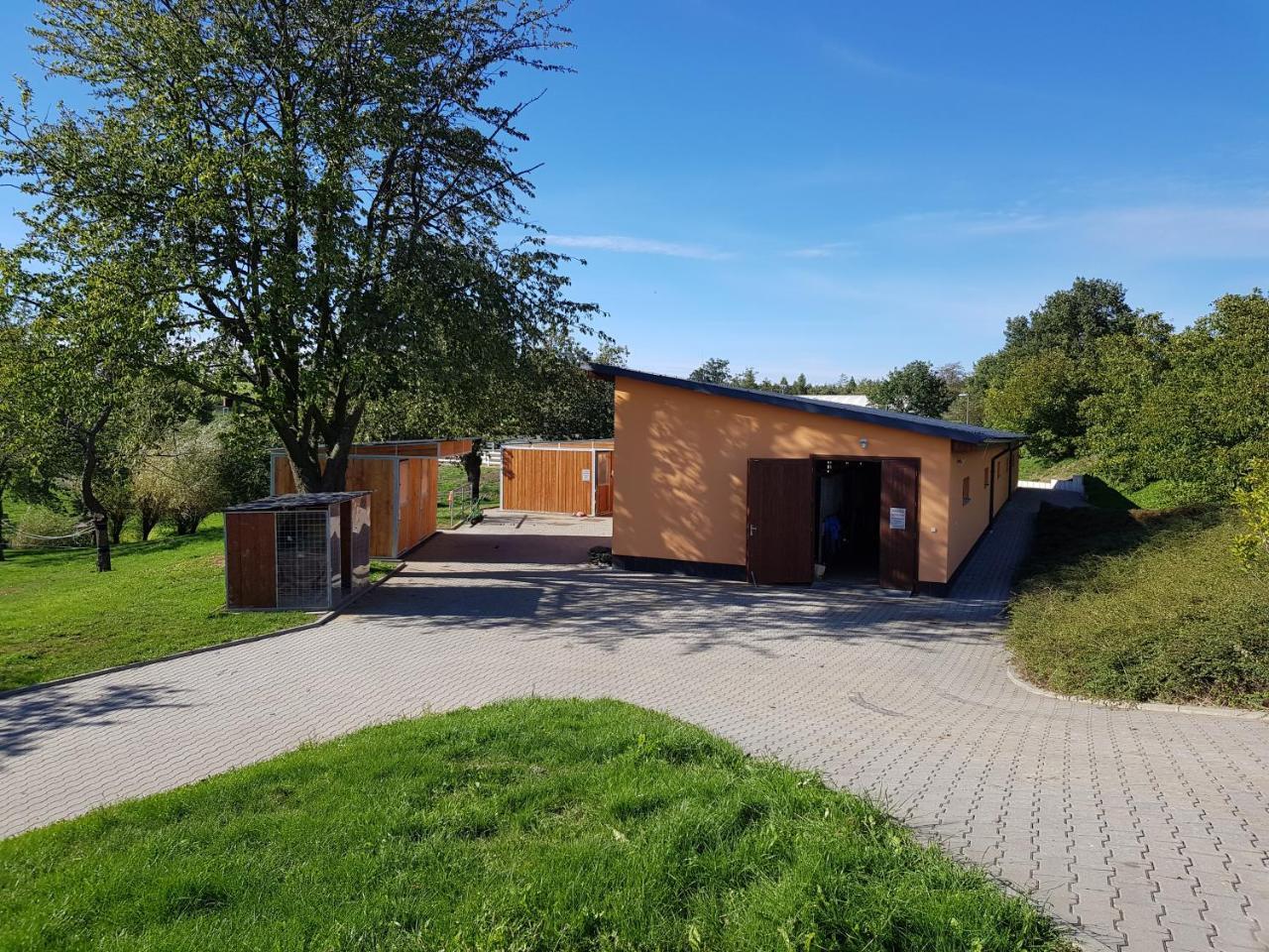 Hotel Horse Riding - Jezdecky Areal Trsice Bagian luar foto
