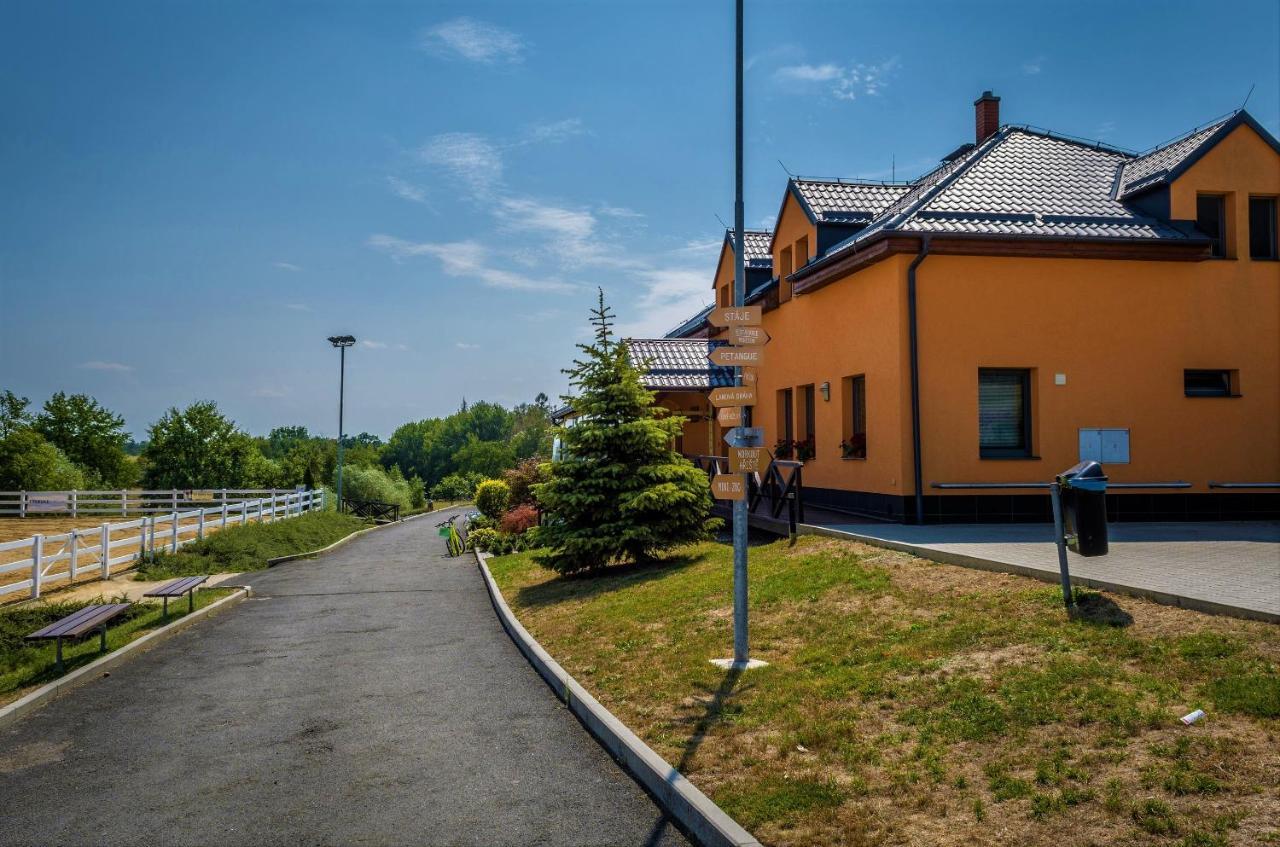 Hotel Horse Riding - Jezdecky Areal Trsice Bagian luar foto
