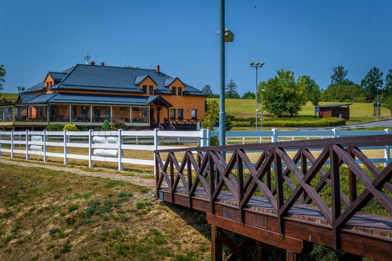 Hotel Horse Riding - Jezdecky Areal Trsice Bagian luar foto