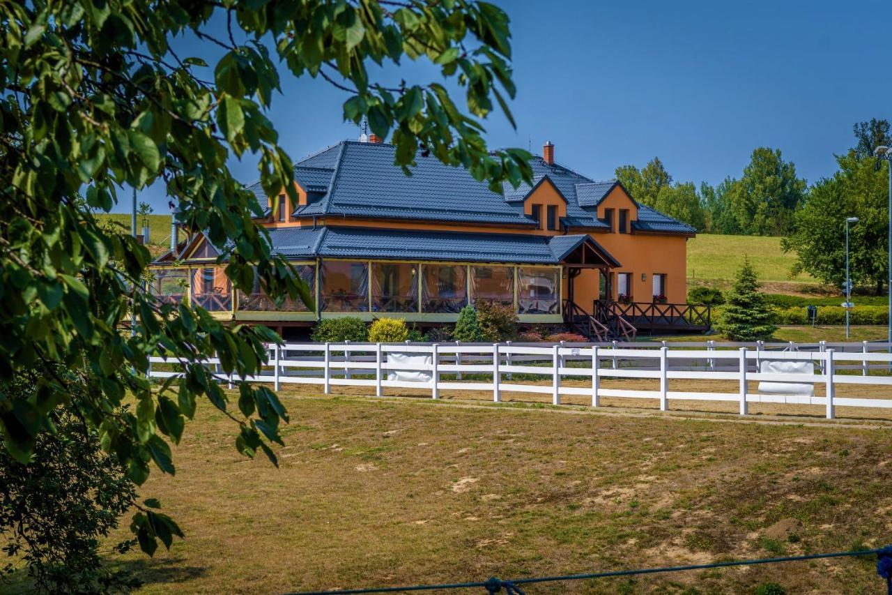 Hotel Horse Riding - Jezdecky Areal Trsice Bagian luar foto