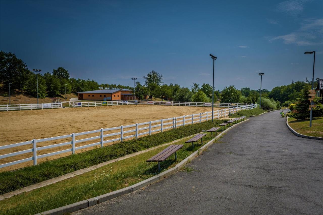 Hotel Horse Riding - Jezdecky Areal Trsice Bagian luar foto